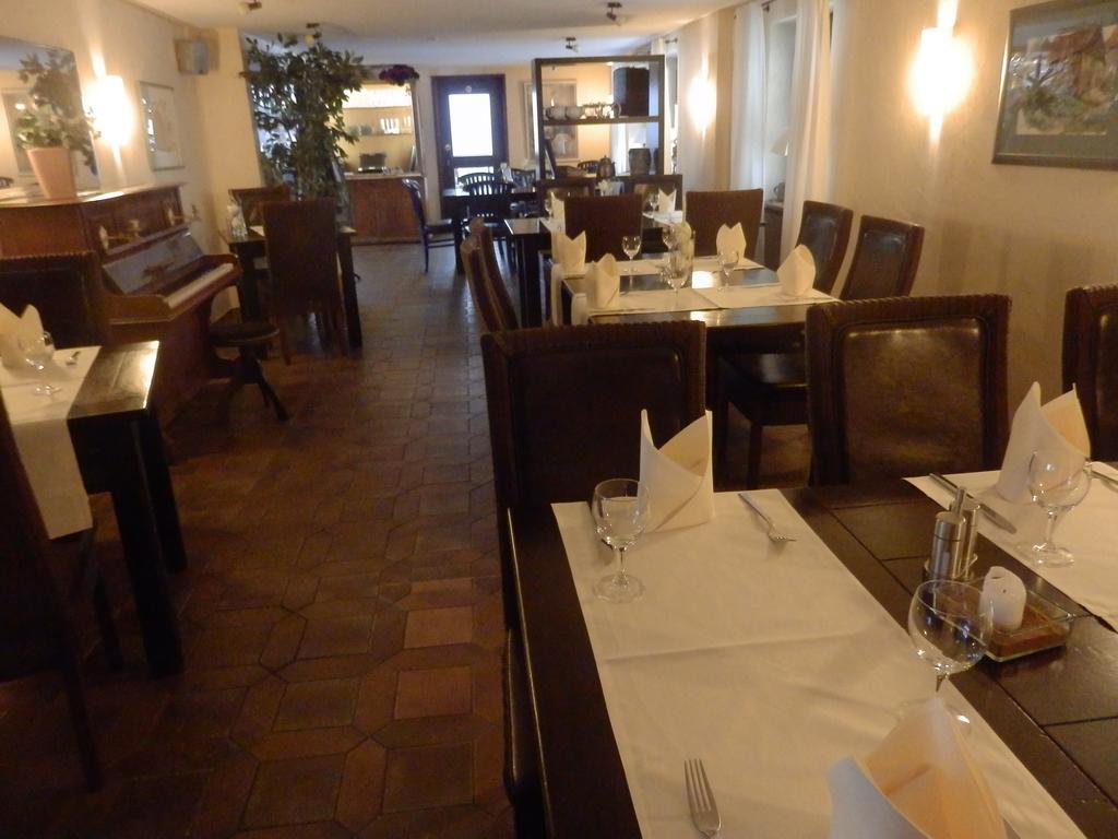 Landgasthof & Hotel "Zum Schwan" Gmbh Trippstadt Extérieur photo